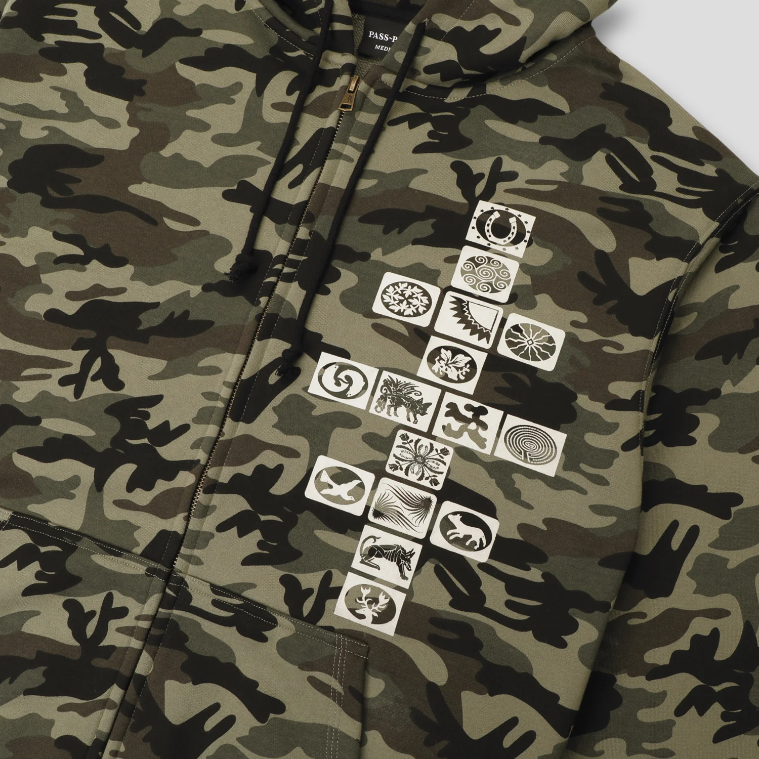 Passport Kollaasi Zip Hoodie - Woodland Camo - Image 4